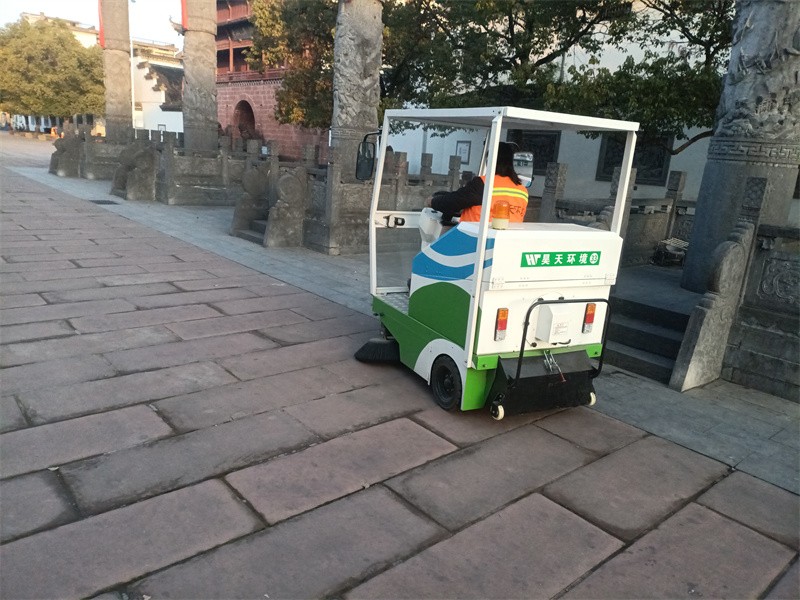 别人过节我保洁 黄山环卫工辛勤打扮城市