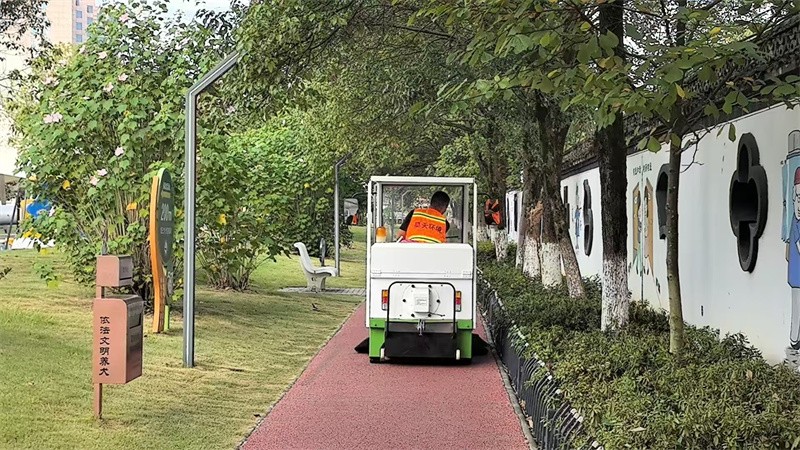 环卫工人研讨道路保洁技术